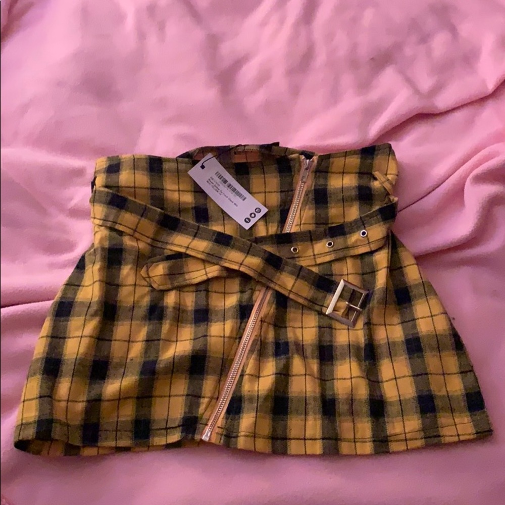 NWT Boohoo woven belted zip front check mini skirt